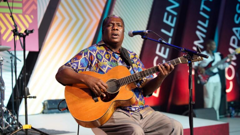 Vusi Mahlasela souligne la semaine d&rsquo;ouverture