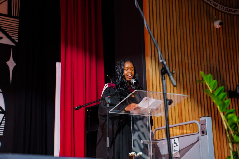 « Arrêtez de comparer. Commencez à devenir ». Leçons tirées du discours de remise des diplômes de Kazaina Akofa Makena Senanu